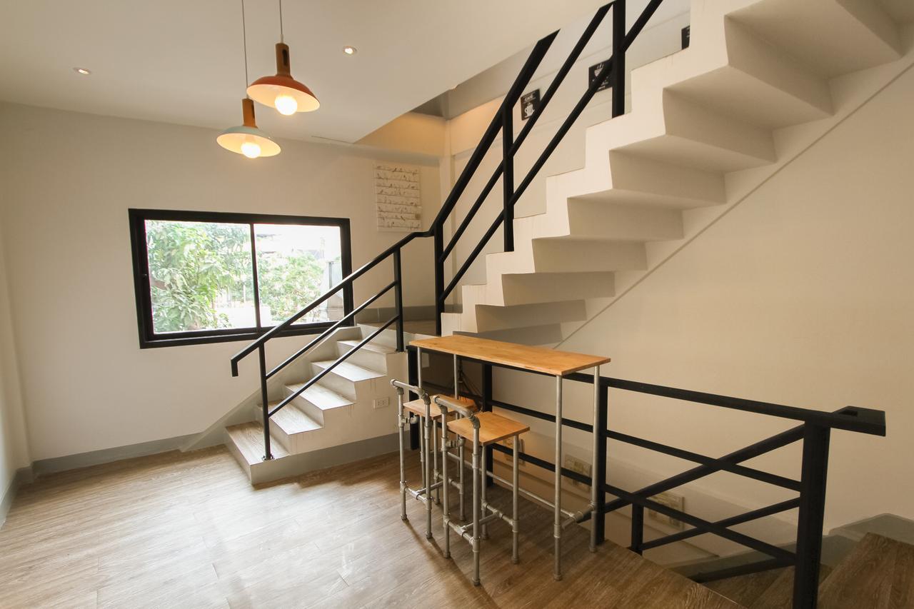 Bed and Breakfast Folk Poshtel Silom Бангкок Экстерьер фото