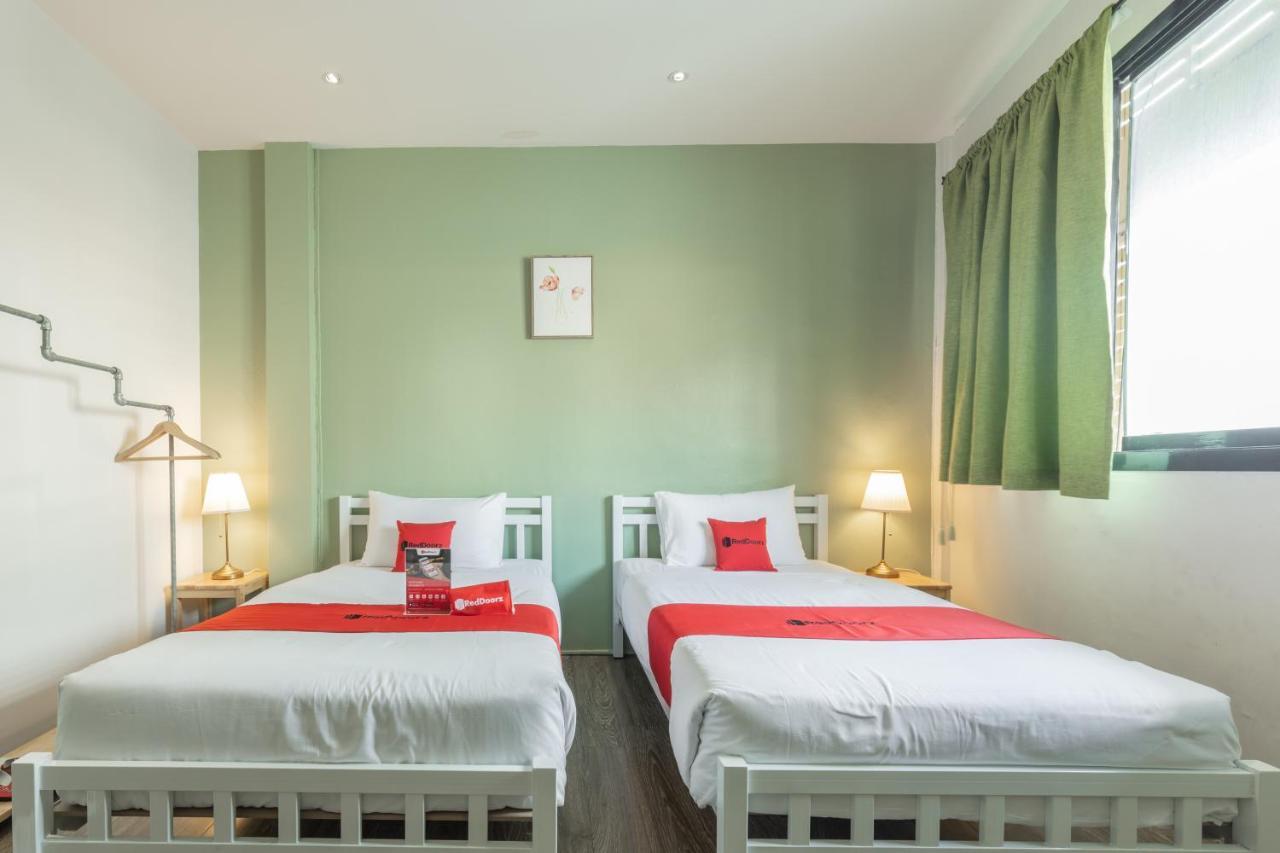 Bed and Breakfast Folk Poshtel Silom Бангкок Экстерьер фото